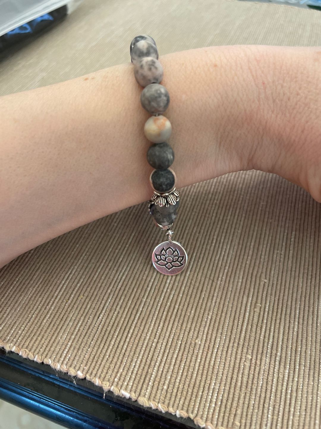 Customer photo review of Bracelet Bouddhiste et la Fleur de Lotus Porte-Chance