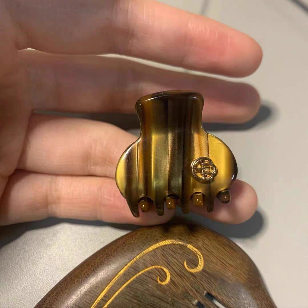 Customer photo review of Kirite Mini Hair Claw