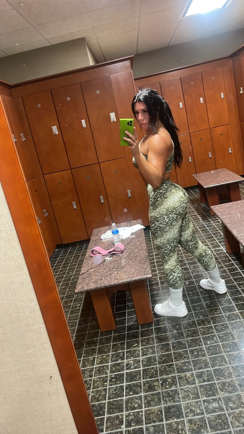 Customer photo review of Abundance V-Cut Scrunch Legging