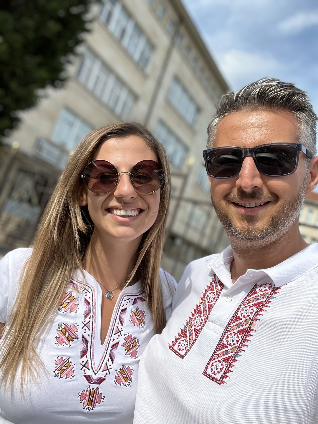 Customer photo review of Дамска тениска с V-деколте бродирана с мотиви от шопско в розово.