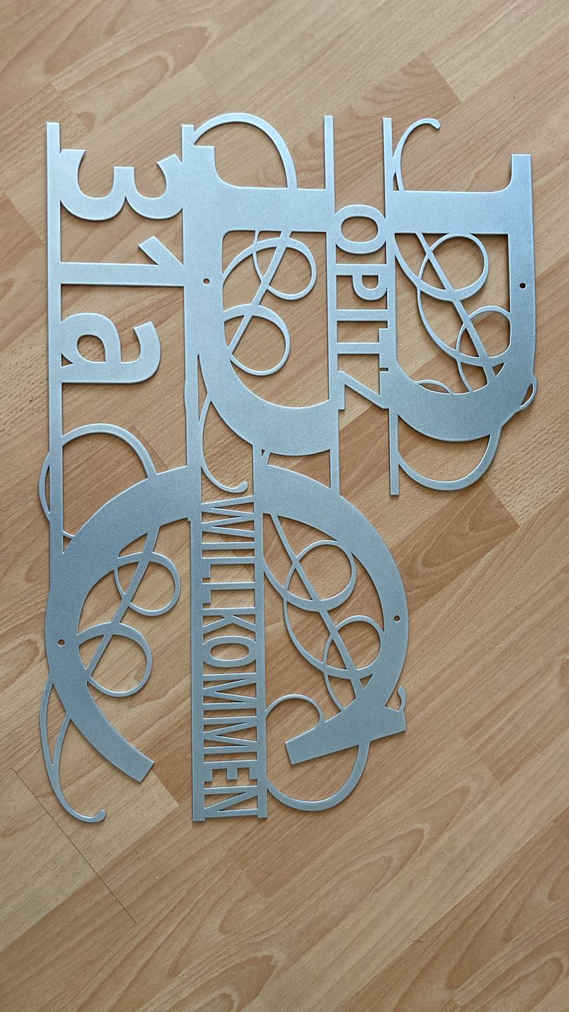 Customer photo review of Hausnummern-Monogramm zweizeilig mit Namensinitialien und kompletten Vor-und Nachnamen (personalisierbar)