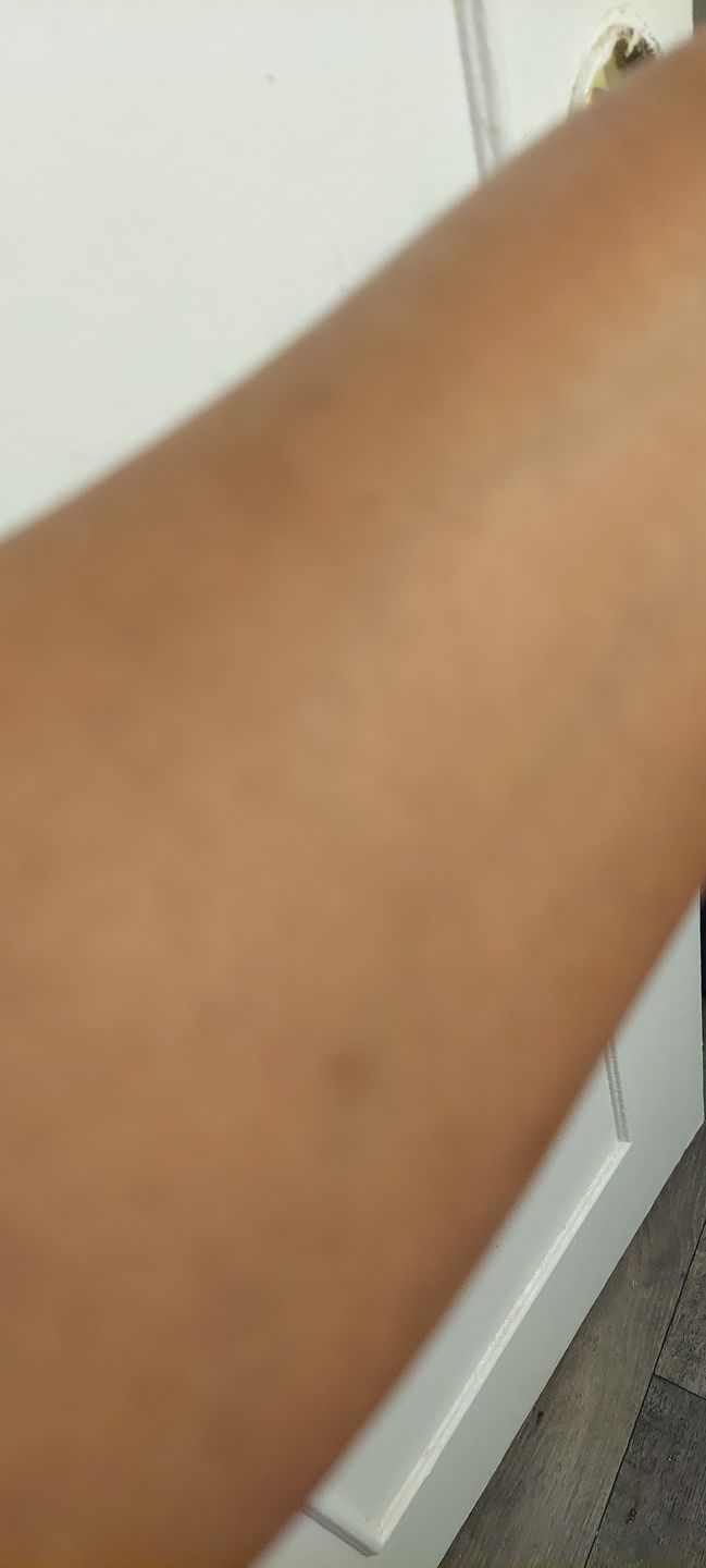 Customer photo review of Fair and White Carrot Shower Gel With Pomegranate And Melon Extracts (Jumbo-1000ml / 33.81 fl Oz)