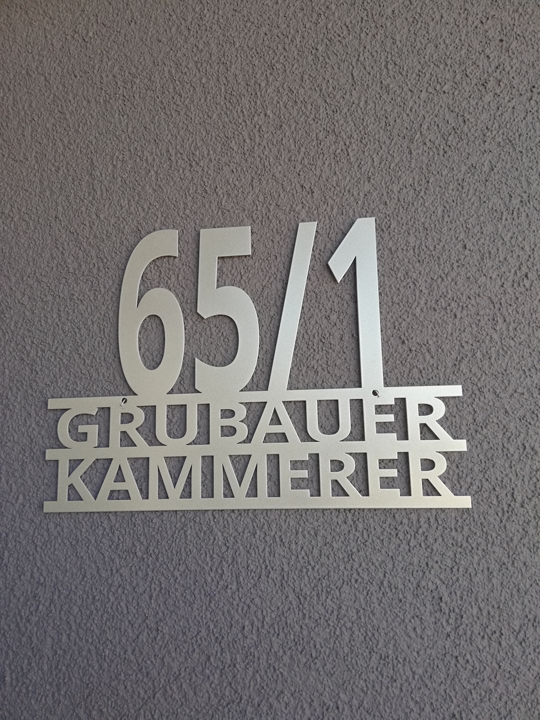 Customer photo review of Hausnummer - Modest Art zweizeilig aus edlem Stahl mit Familiennamen