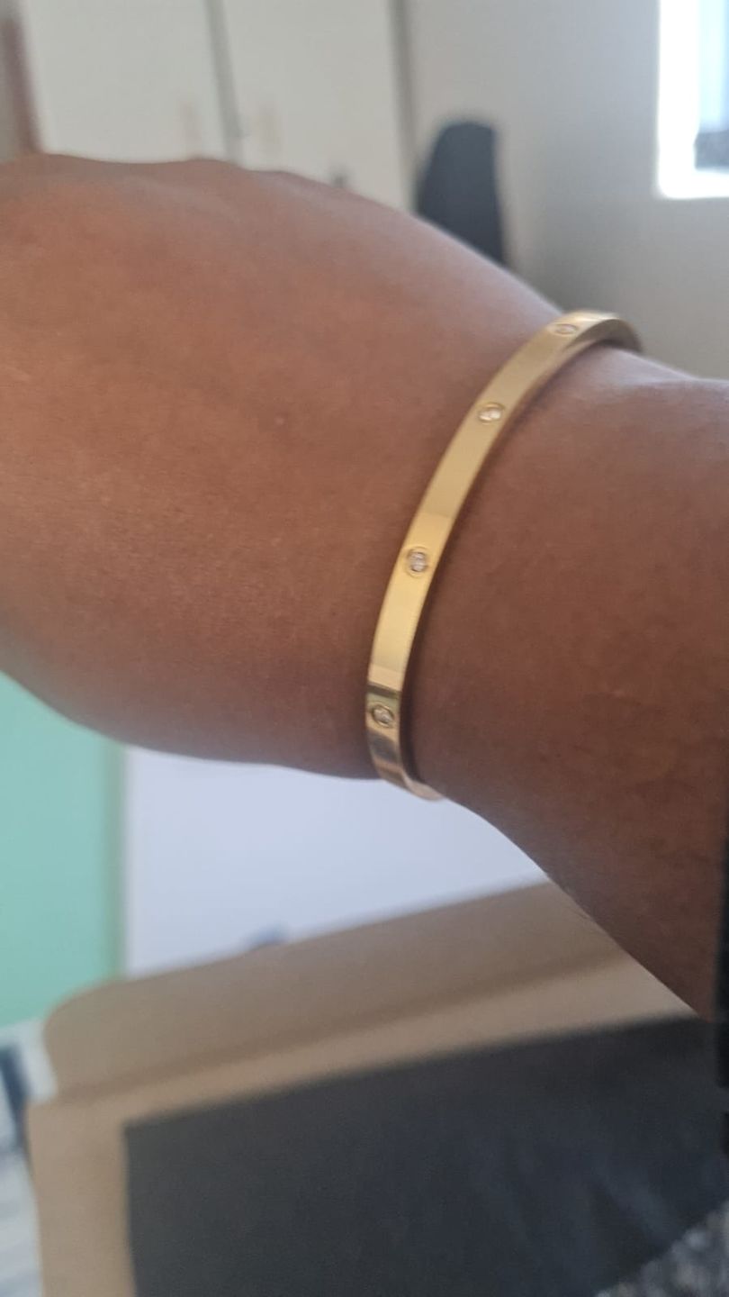 Customer photo review of IT’S DESIGNER BRACELETS | Tarnish Free | Stainless Steel | Bracelet (1 piece)