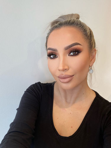 Customer photo review of The Signature Eyeshadow Palette