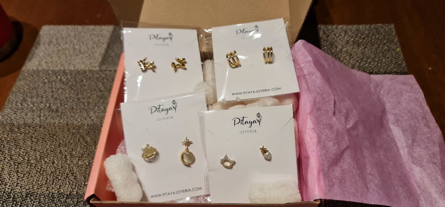 Customer photo review of Aretes de Saturno de Ópalo
