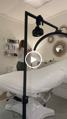 Customer video review of CosmoGlo Original Light Bundle + Phone Clip