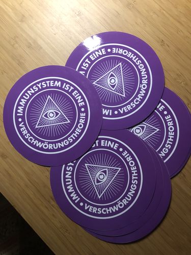 Customer photo review of GROSSE STICKER / AUFKLEBER • IMMUNSYSTEM IST EINE VERSCHWÖRUNGSTHEORIE (10 STK.)