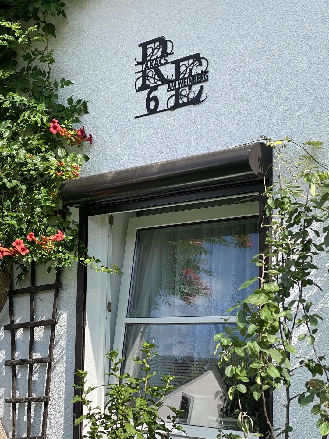 Customer photo review of Hausnummern-Monogramm zweizeilig mit Namensinitialien und kompletten Vor-und Nachnamen (personalisierbar)