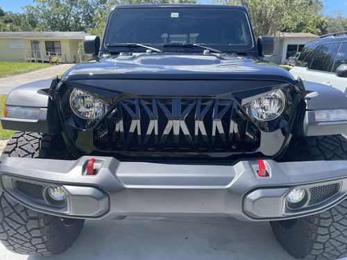 Customer photo review of Shark Grille - Glossy Black for 18-22 Jeep Wrangler JL & Gladiator JT