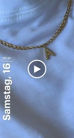 Customer video review of Classic Letter Halskette | 18K vergoldet
