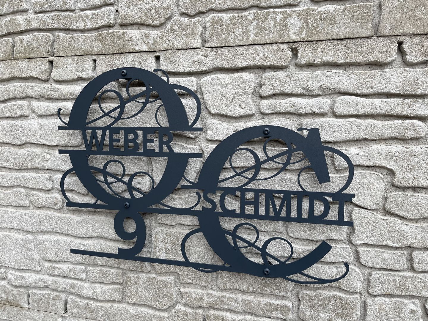 Customer photo review of Hausnummern-Monogramm zweizeilig mit Namensinitialien und kompletten Vor-und Nachnamen (personalisierbar)
