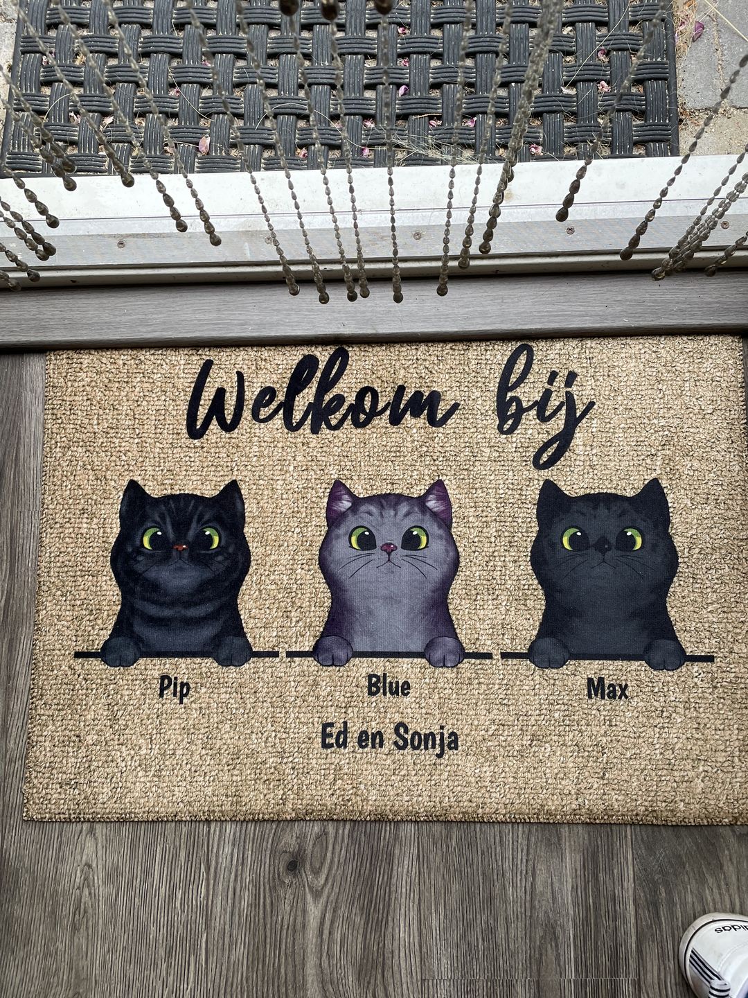 Customer photo review of Welkom bij nieuwsgierige katten - Gepersonaliseerde deurmat
