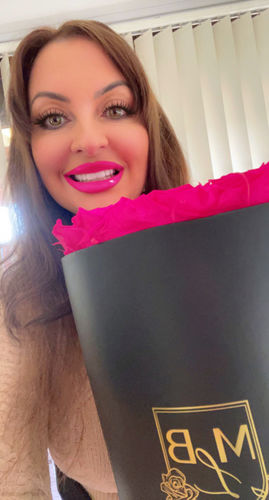 Customer photo review of Round Rose Box- Hot Pink Roses
