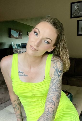 Customer photo review of Curly Ponytail Honey Blonde