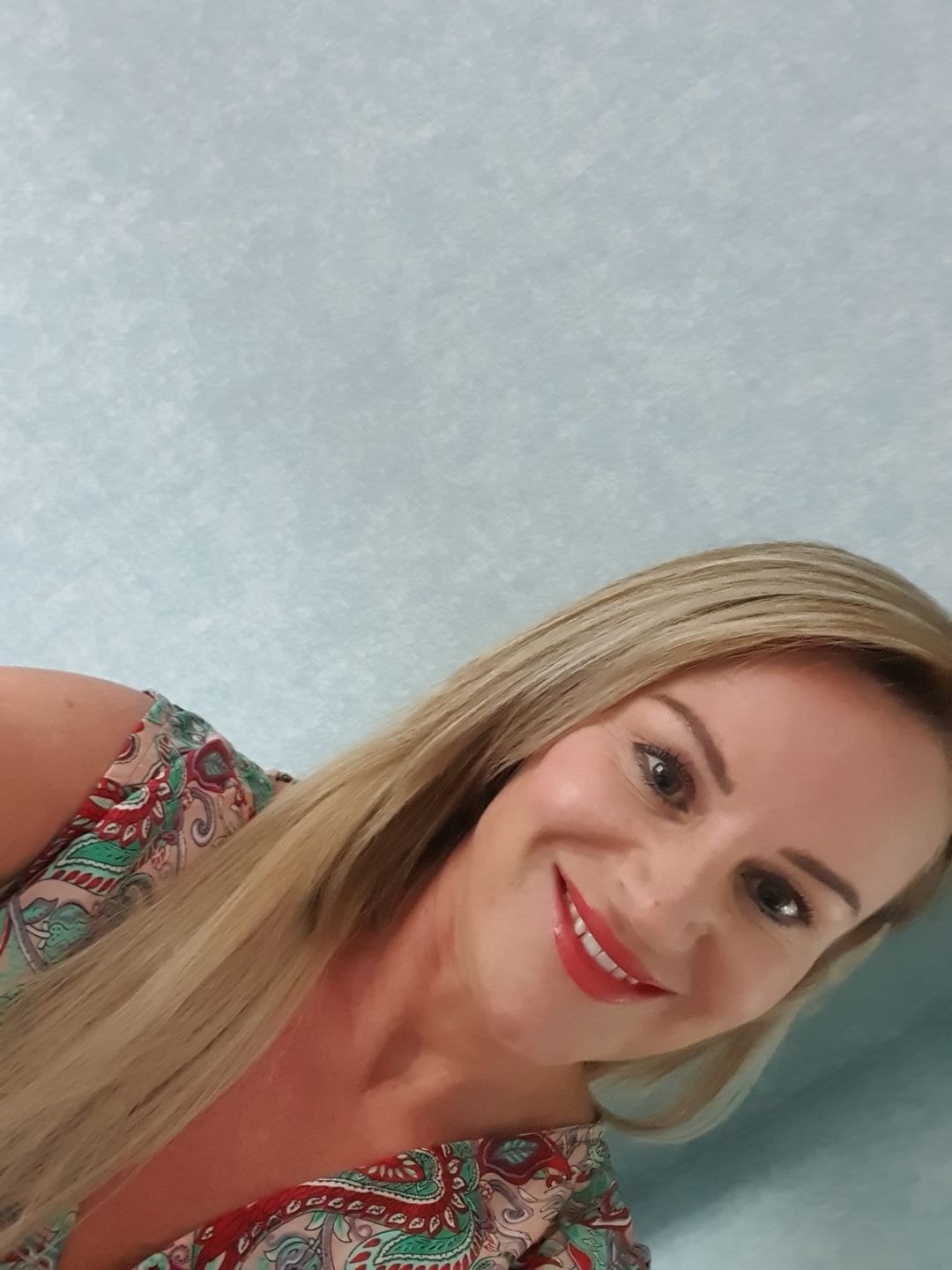 Customer photo review of 18" Seamless Five Piece Clip-in Human Hair Extension (105g)