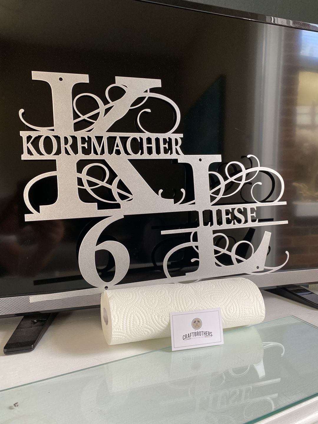 Customer photo review of Hausnummern-Monogramm zweizeilig mit Namensinitialien und kompletten Vor-und Nachnamen (personalisierbar)