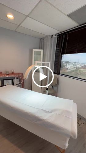 Customer video review of CosmoGlo Original Light Bundle + Phone Clip