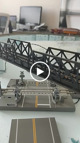 Customer video review of Kato KAT20-652-1 North American-Style Automatic Crossing Gate, N Scale