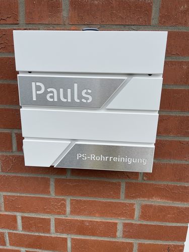 Customer photo review of AlbersDesign Briefkasten B1 weiß (RAL9003) personalisiert mit Edelstahl-Schildern