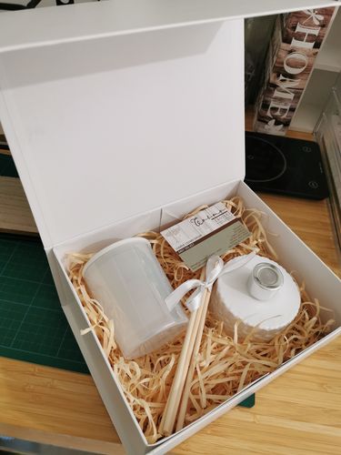 Customer photo review of Premium Magnetic Gift Box White - Medium - Sample