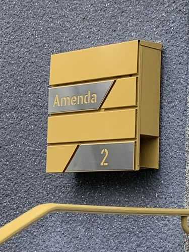 Customer photo review of AlbersDesign Briefkasten B1 in Wunschfarbe personalisiert mit Edelstahl-Schildern