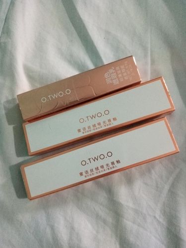 Customer photo review of O.TWO.O HONEY WHISPER VELVET MATTE LIP GLAZE