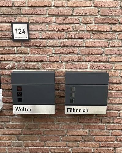 Customer photo review of AlbersDesign Briefkasten B9 anthrazit (RAL7016) personalisiert mit Edelstahlschild