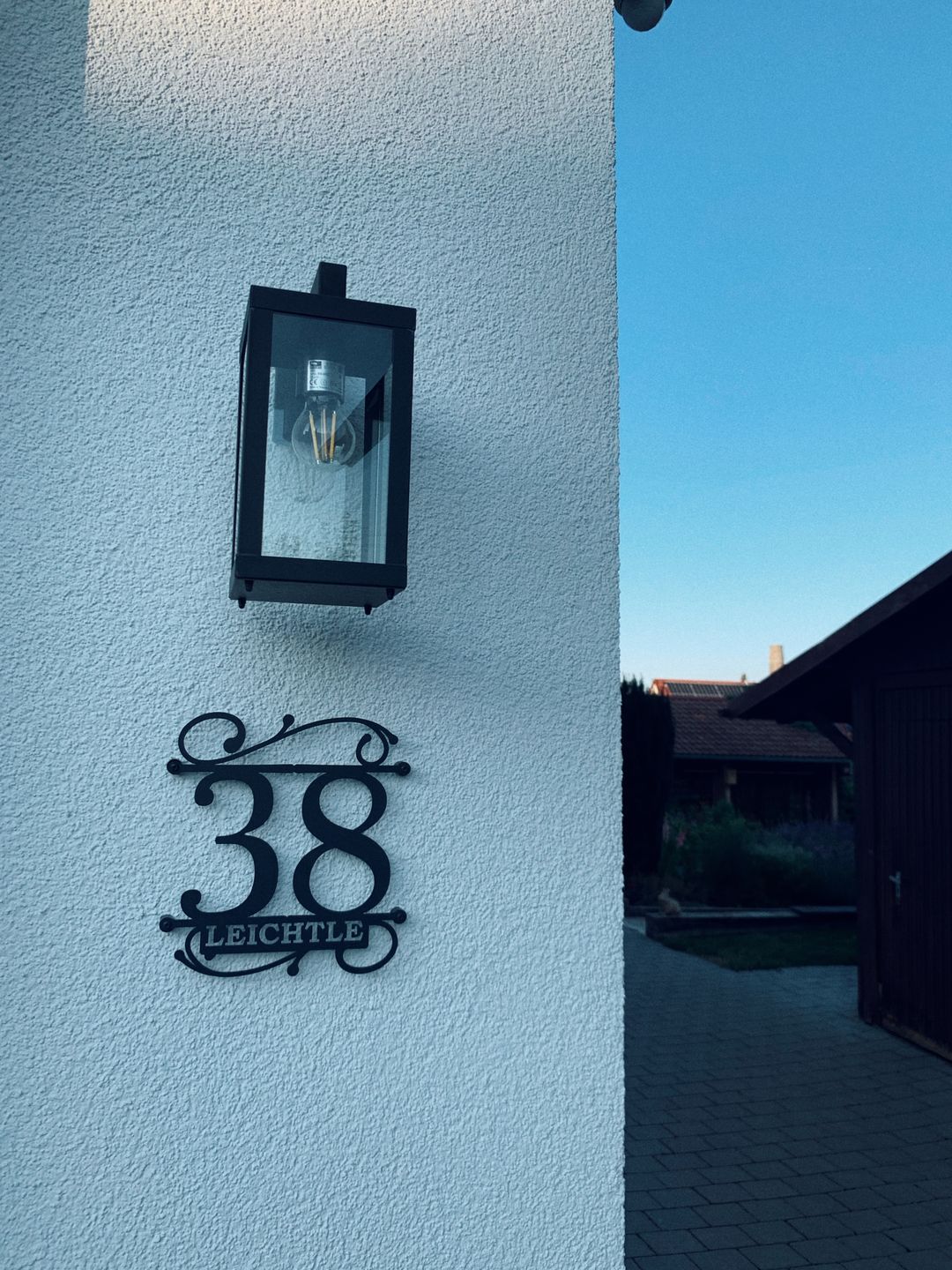 Customer photo review of Hausnummer Türschild mit Ornament und Familiennamen aus edlem Stahl