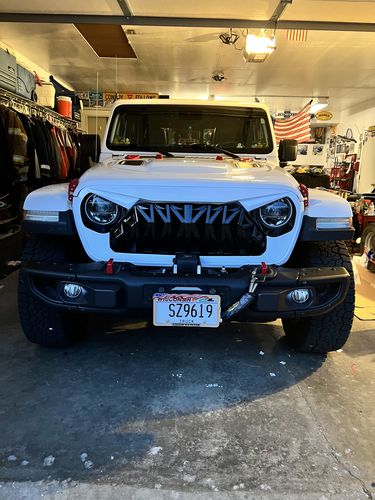 Customer photo review of Shark Grille - White & Black for 18-22 Jeep Wrangler JL & Gladiator JT