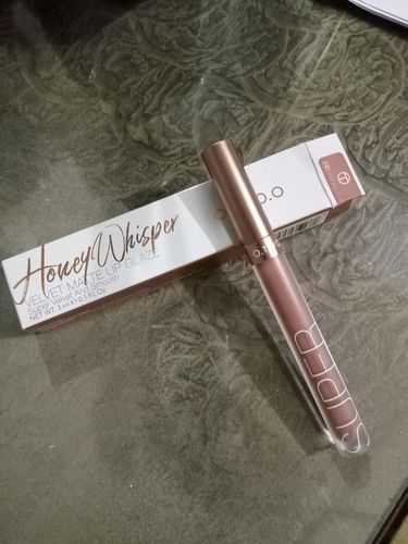 Customer photo review of O.TWO.O HONEY WHISPER VELVET MATTE LIP GLAZE