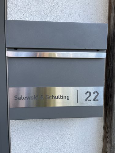 Customer photo review of AlbersDesign Briefkasten B3 in Graualuminium (RAL9007) personalisiert mit Edelstahlschild