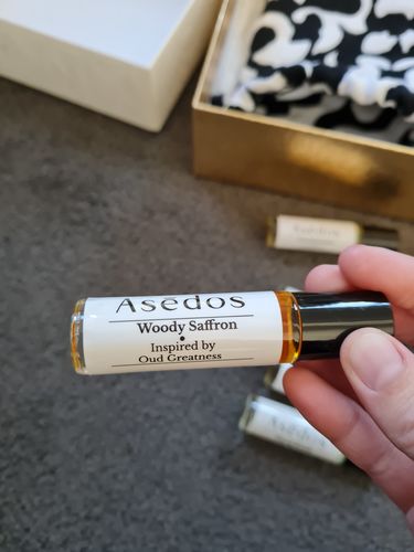 Customer photo review of WOODY SAFFRON PERFUME OIL