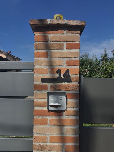 Customer photo review of Numero civico sagomato modello Line 01 Acrilico