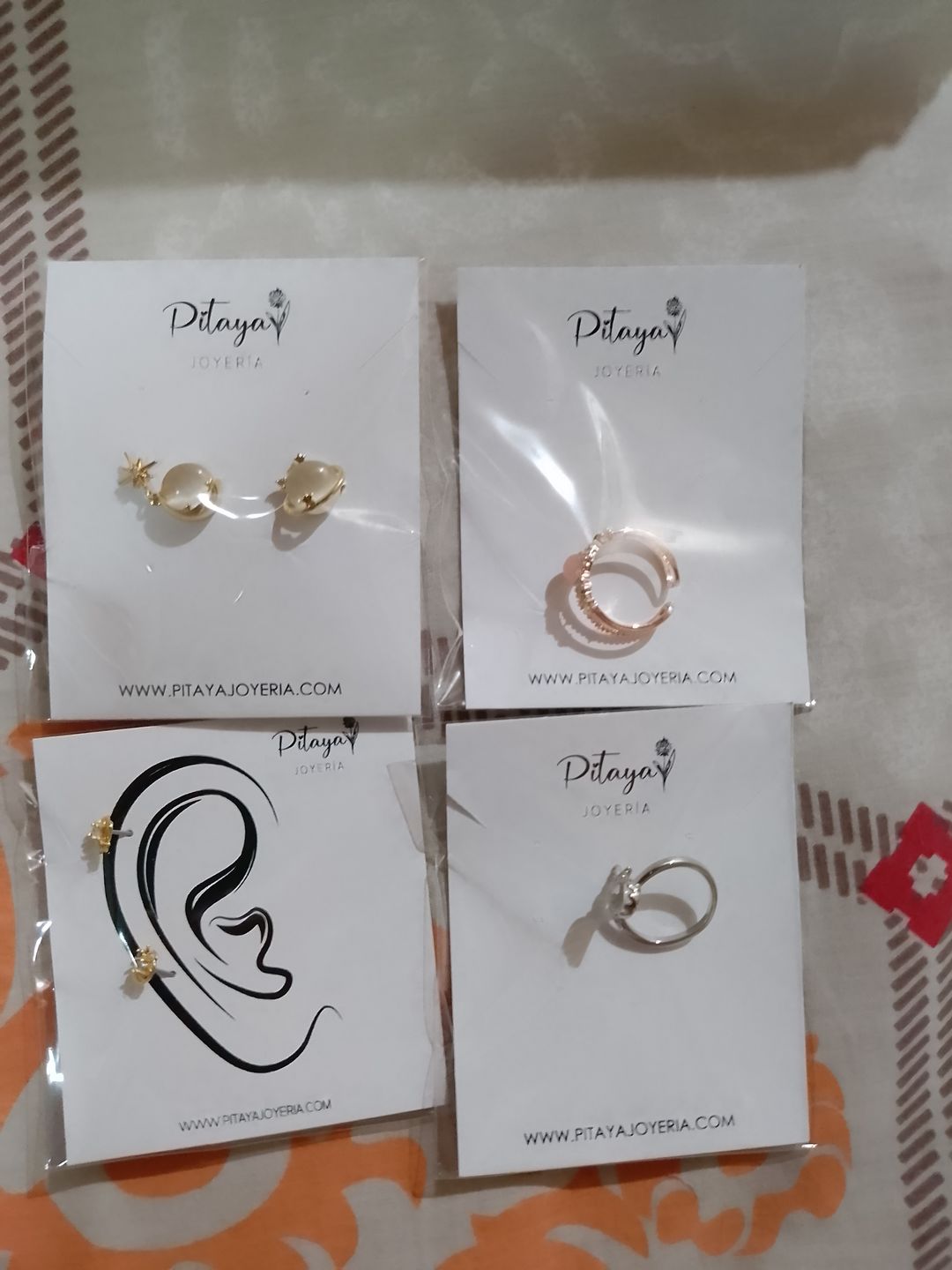 Customer photo review of Aretes de Saturno de Ópalo