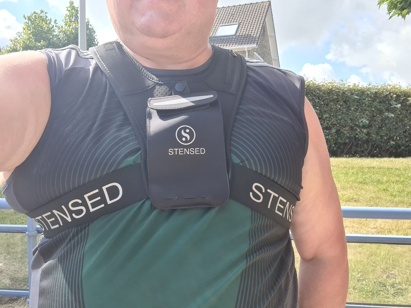 Customer photo review of Gilet STENSED de course à pied et d'entraînement avec support de téléphone.