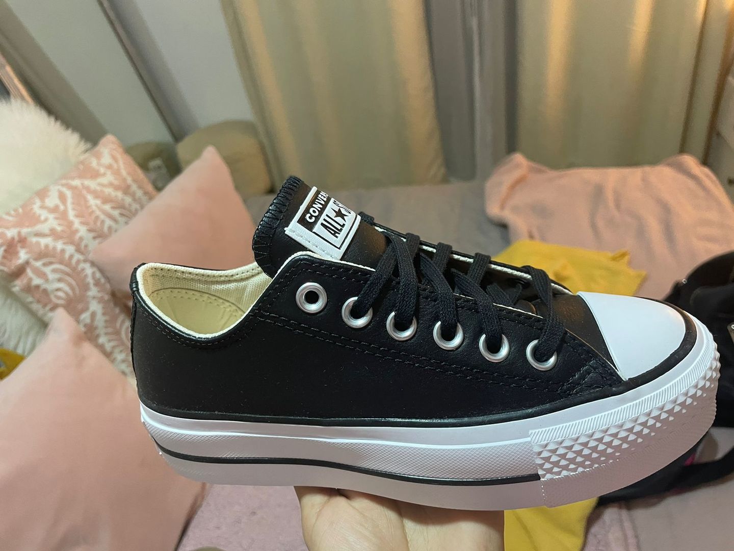 Customer photo review of Zapatilla Converse Chuck Taylor Plataforma Cuero Mujer Negro