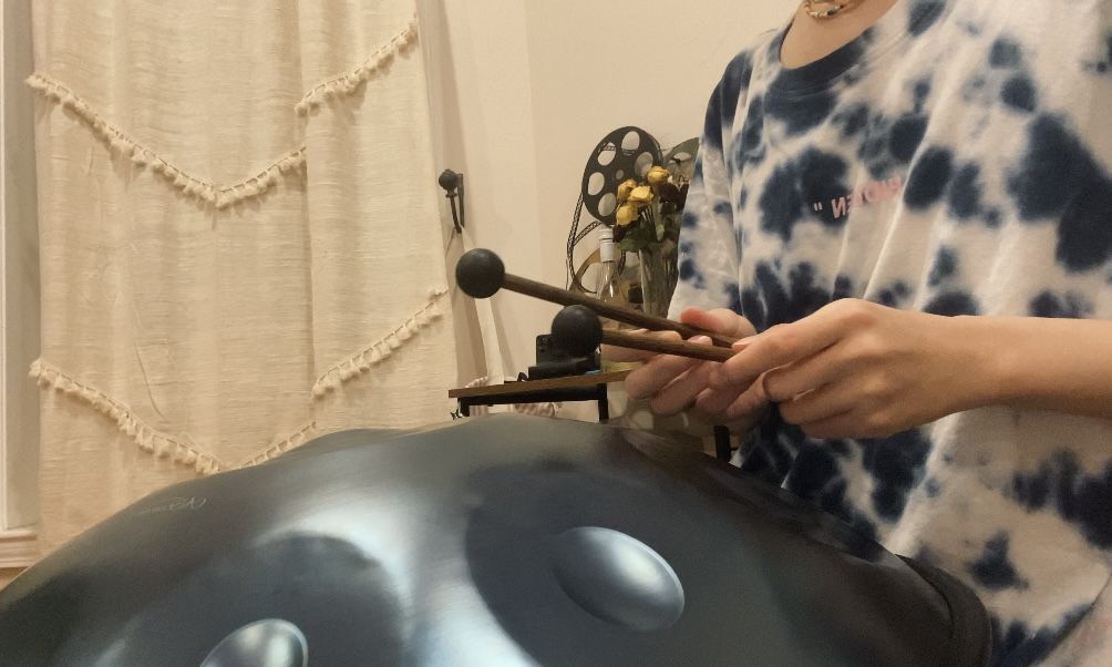 Customer photo review of AS TEMAN Handpan Ice Age 10 Notes D Minor Scale Blue hangdrum with gift set