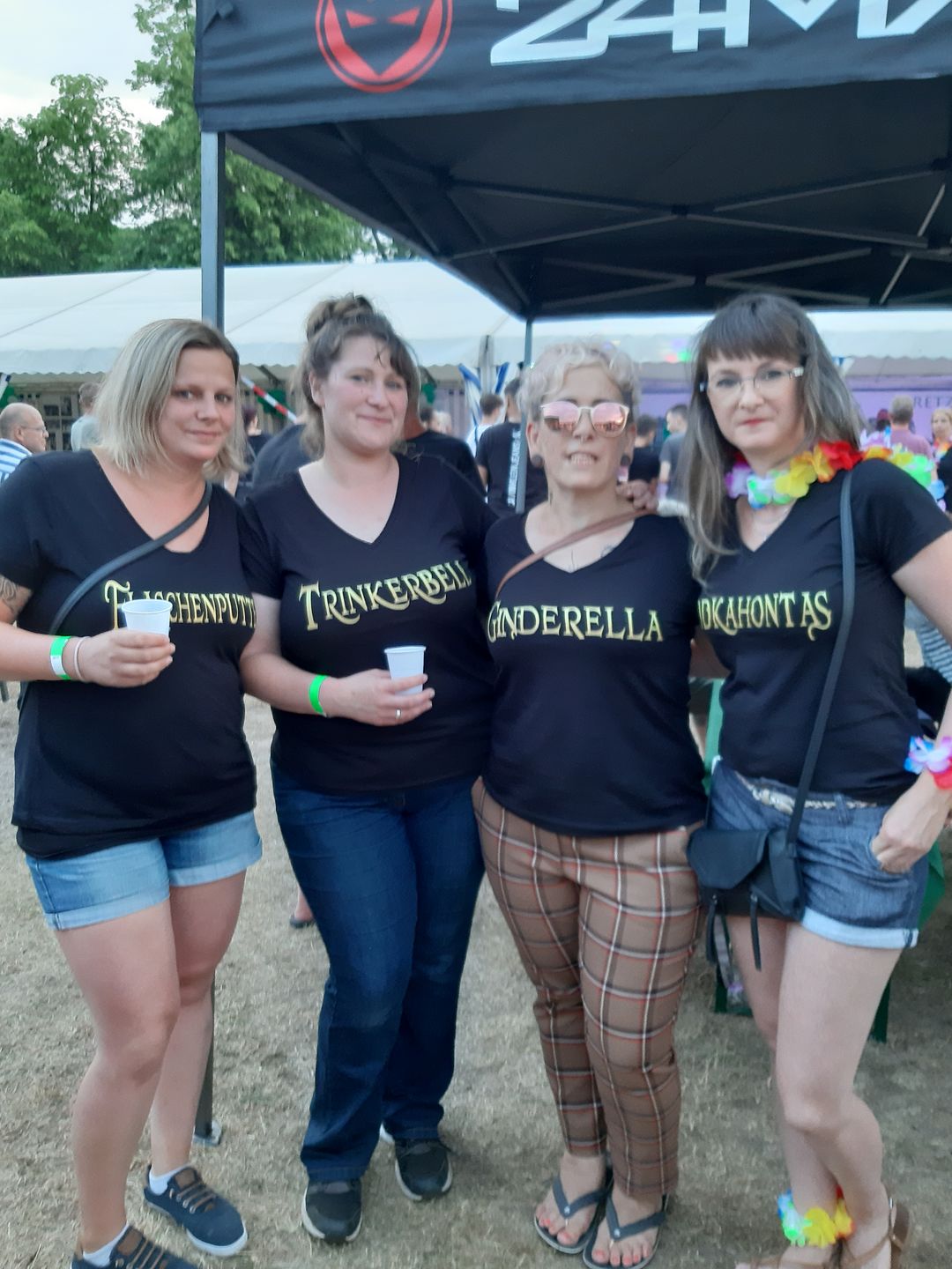 Customer photo review of Vodkahontas - Prinzessin Gold - V-Neck Damenshirt