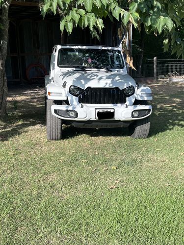Customer photo review of Gladiator Vader Grille w/ Mesh - Black & White for 18-22 Jeep Wrangler JL & Gladiator JT