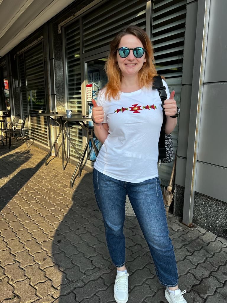 Customer photo review of Дамска вталена тениска бродирана с шевица "Канатица"