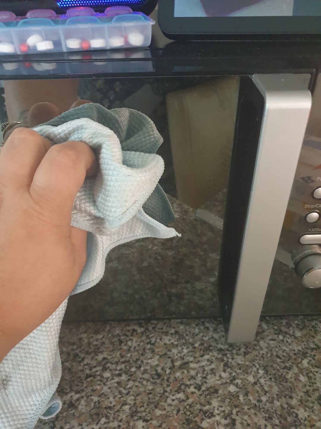 Customer photo review of EZ Blue Vision FishScale Window & Glass Cloth 16x16"