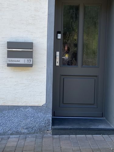 Customer photo review of AlbersDesign Briefkasten B3 IN WUNSCHFARBE personalisiert mit Edelstahlschild