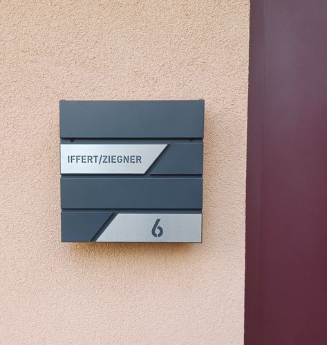 Customer photo review of AlbersDesign Briefkasten B1 anthrazit (RAL7016) personalisiert mit Edelstahl-Schildern