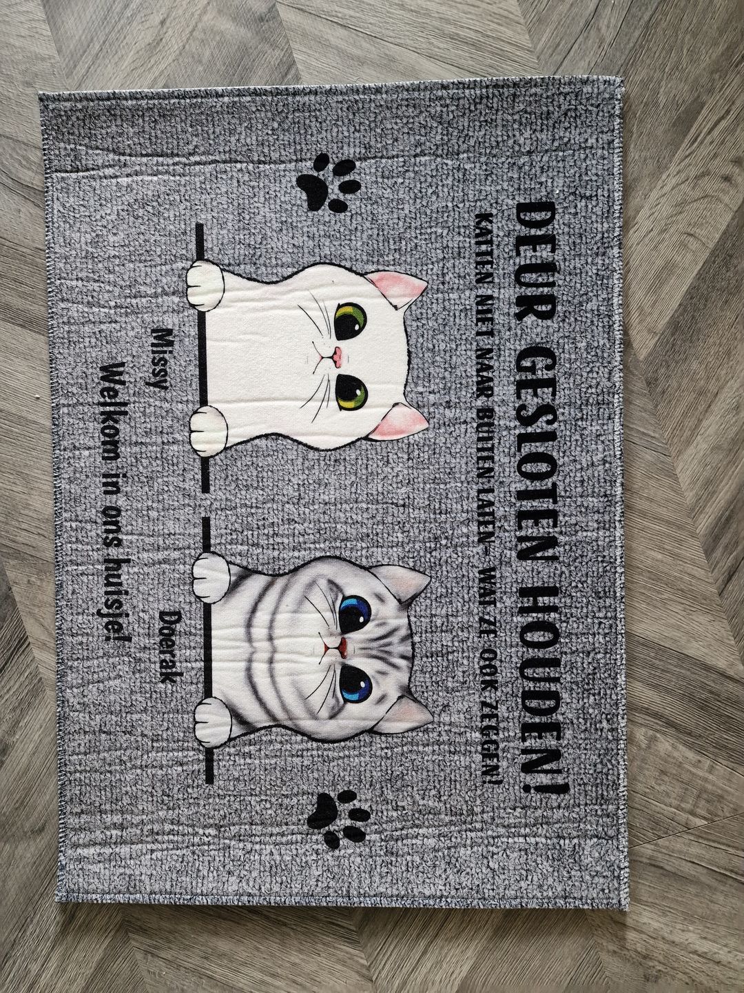 Customer photo review of Welkom bij nieuwsgierige katten - Gepersonaliseerde deurmat