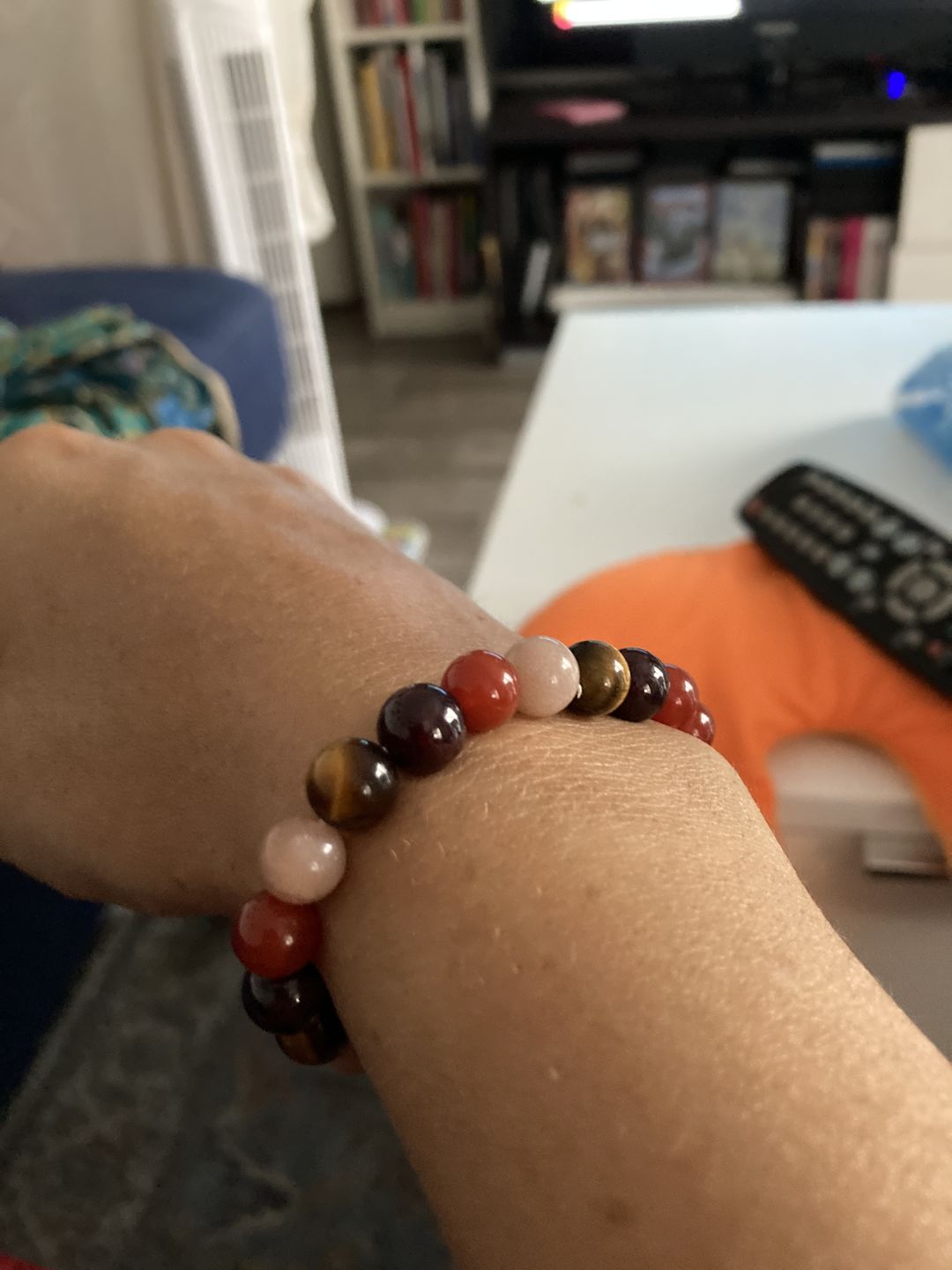 Customer photo review of Bracelet "Chance & Joie" en Oeil de Tigre, Pierre de Soleil, Cornaline & Grenat