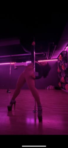 Customer photo review of Lux Laguna L/S Crop Top - Black