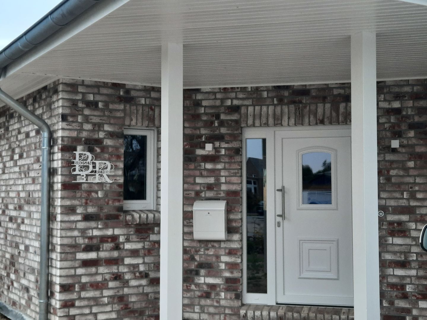 Customer photo review of Hausnummern-Monogramm zweizeilig mit Namensinitialien und kompletten Vor-und Nachnamen (personalisierbar)