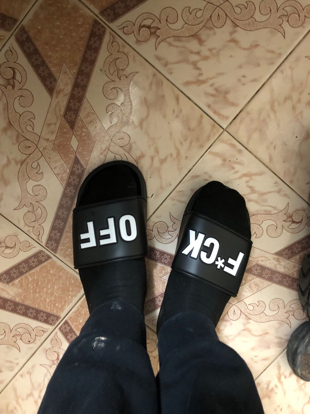 Customer photo review of Claquettes Streetwear F*ck Off