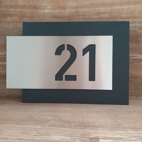 Customer photo review of Edelstahl-Hausnummer, mit 3D Effekt, Rückwand pulverbeschichtet in RAL7016, Frontblende in Edelstahl